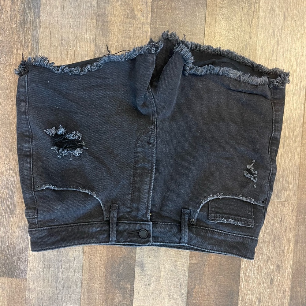 Good American black distressed denim shorts size 10